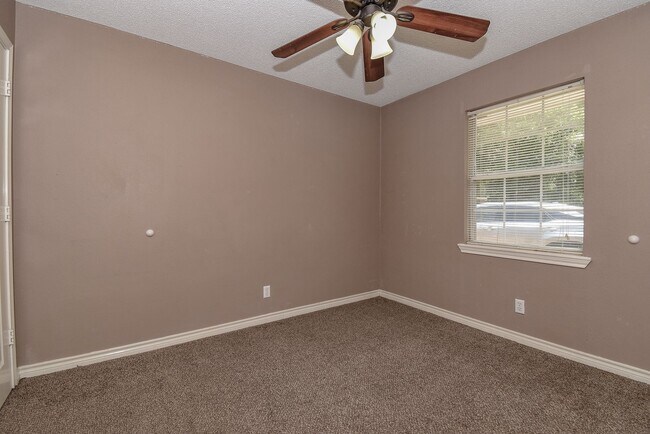 Building Photo - Nice Three Bedroom Duplex in Commerce in a...