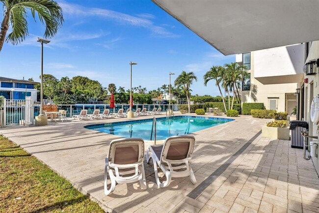 Building Photo - 9800 W Bay Harbor Dr