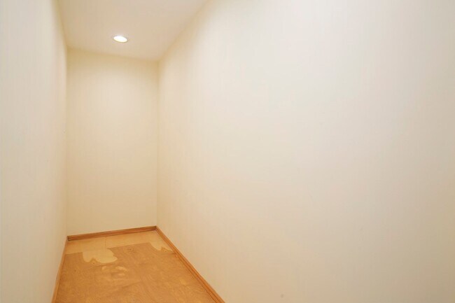 Building Photo - 1518 5th Ave W