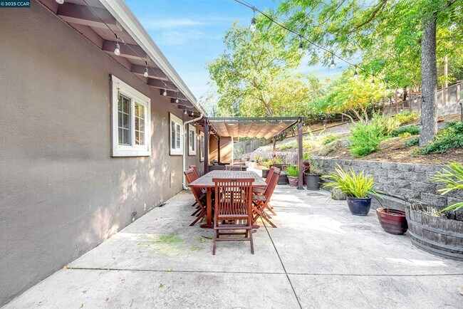 Building Photo - 1371 Juanita Dr