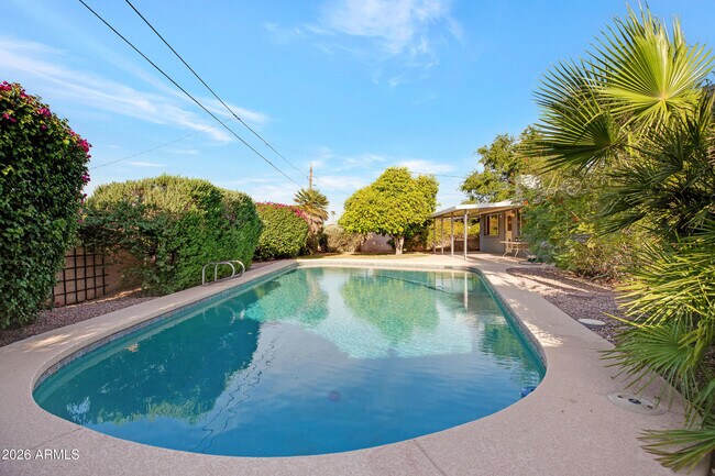 Building Photo - 1036 E Geneva Dr