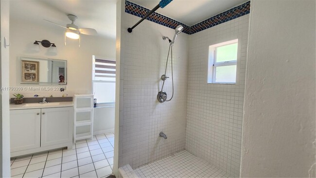 Building Photo - 9740 Colonial Dr
