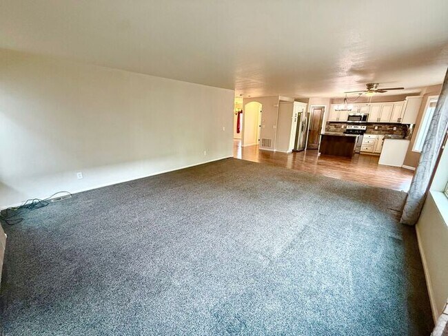 Building Photo - Stunning 4 bedroom/ 2.5 bath home with 2 car Attached Garage in Fort Collins, Colorado