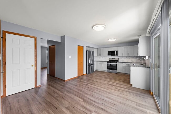 Building Photo - 905 Thorn Creek Dr