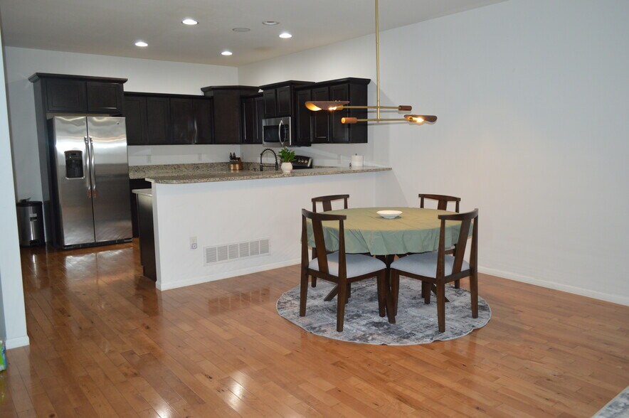 Building Photo - 751 Mission Point Rd