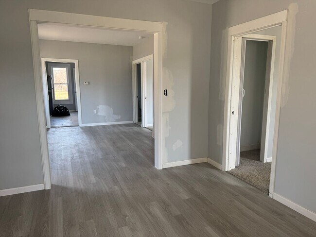 Building Photo - Fully Updated 3 Bedroom - 1 bathroom - $1,295