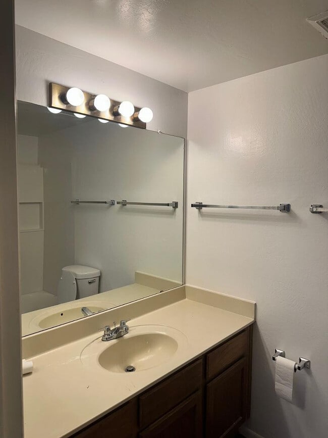 Building Photo - 930 N Mesa Dr