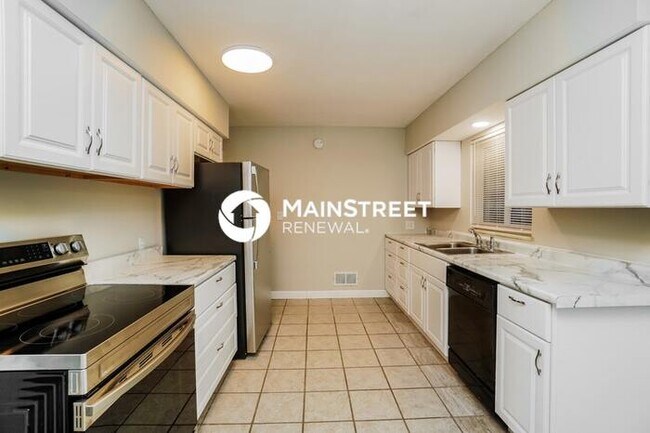 Building Photo - 3 Bedroom Pet-Friendly Home in COLUMBUS, OH with Main Street Renewal