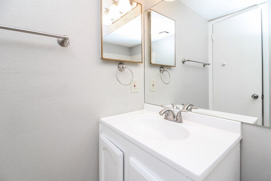Building Photo - 1385 Southridge Dr
