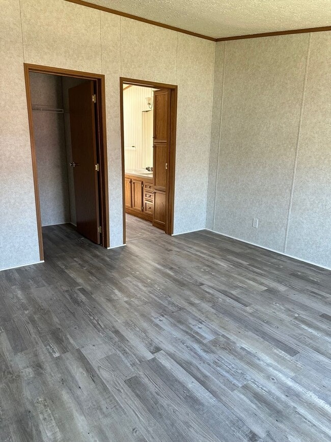 Building Photo - Centrally Located 3 BD 2 BA Modular Home