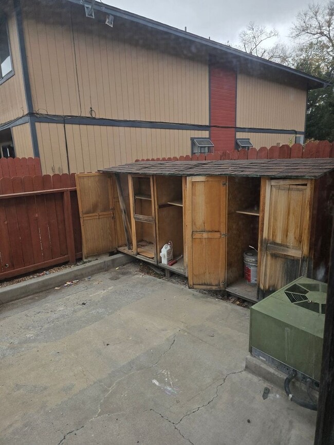 Building Photo - Cute Townhouse