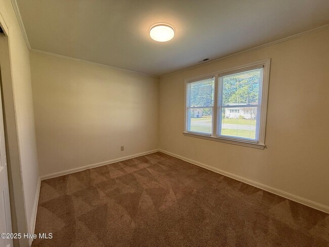 Building Photo - 2261 Onslow Dr
