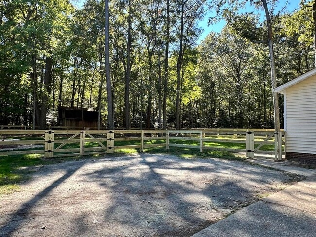 Building Photo - Move In Ready 4 Bedroom House in Yorktown!