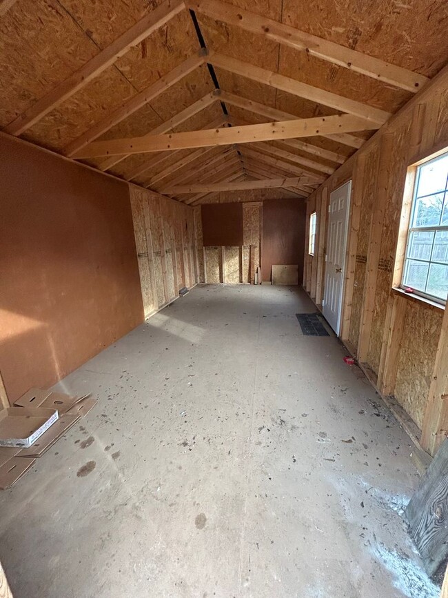 Building Photo - 3/2 Nice House in East Rome $1,895