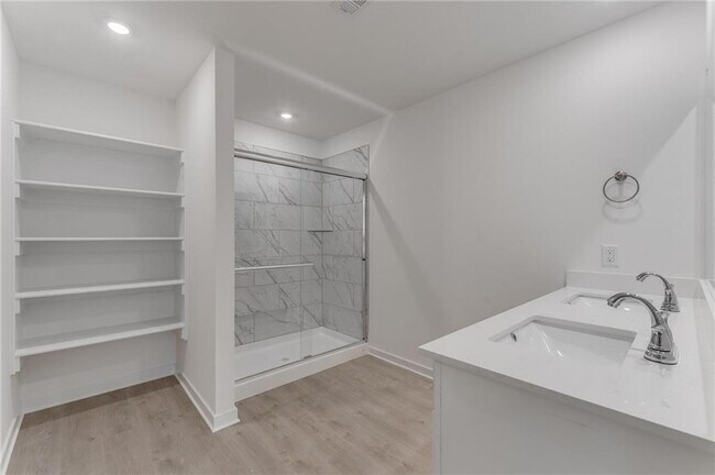 Building Photo - 981 PEBBLE Dr
