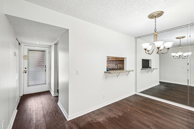 Building Photo - 12012 Greenway Cir S