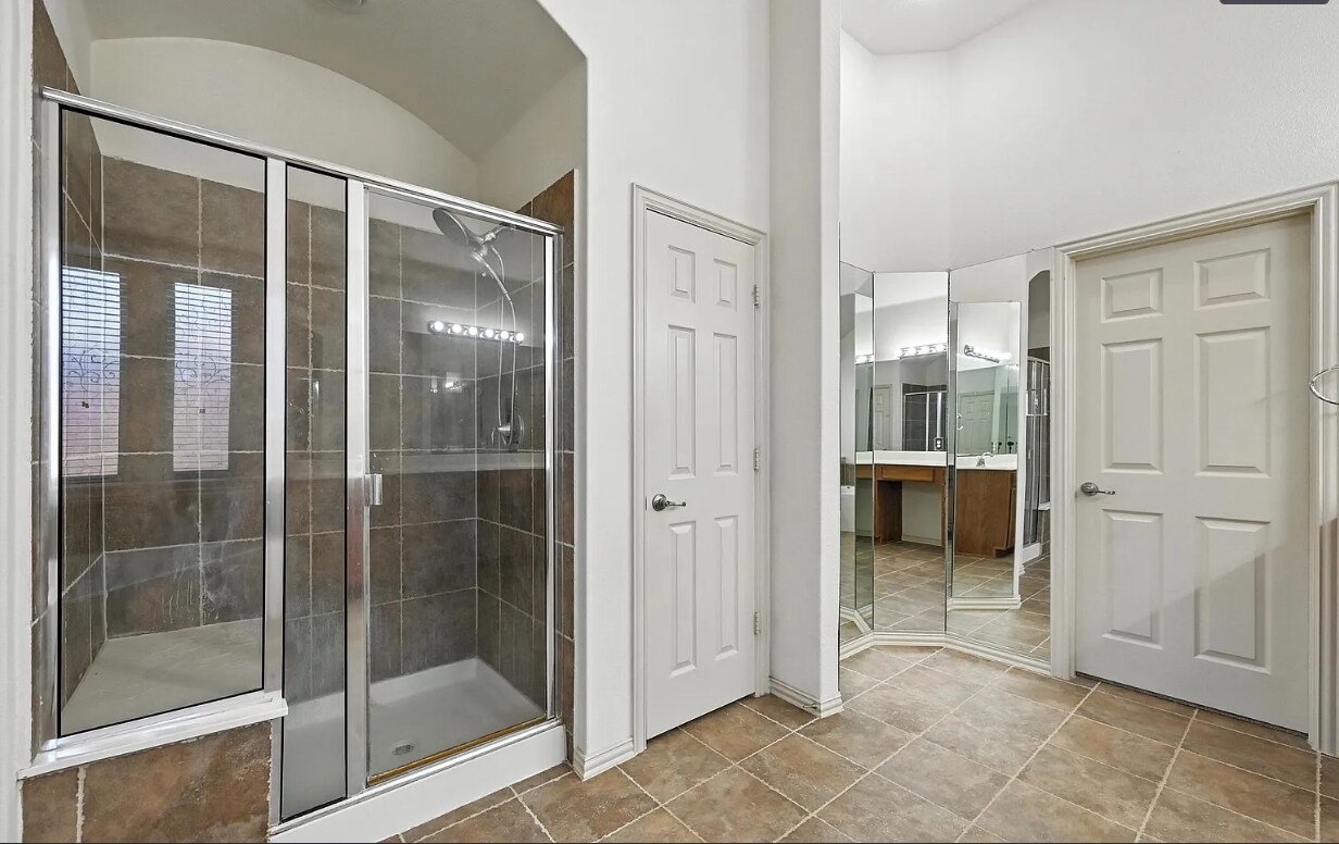 Building Photo - Room in House on Smoke Tree Dr