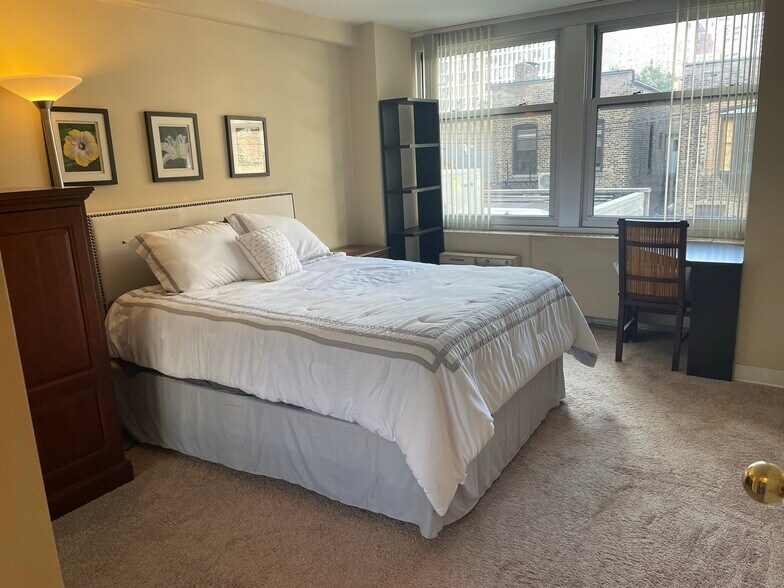 Queen size mattress - 30 E Elm St