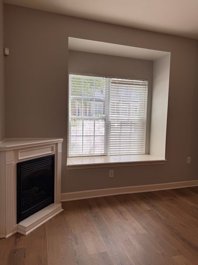 Building Photo - 2BR 2.5BA Townhome with Screened Porch