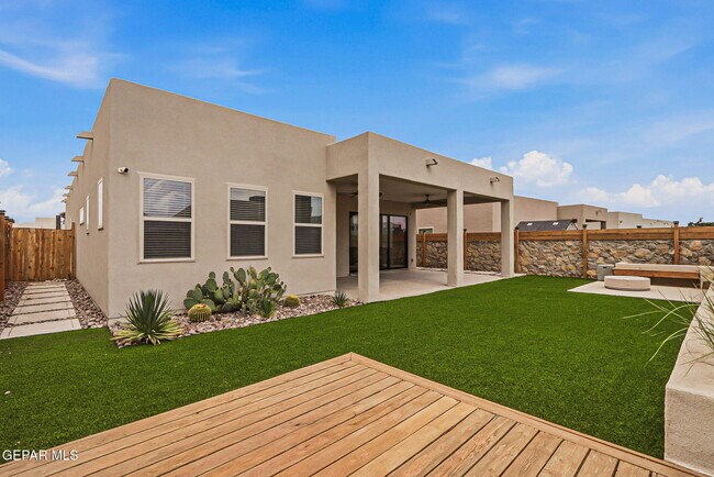Building Photo - 253 Emerald Sun Dr