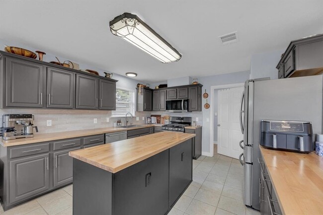 Building Photo - 1410 Sherry Dr