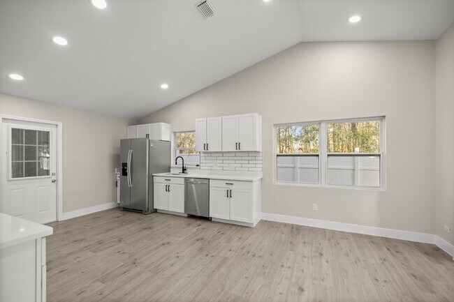 Building Photo - Newly remodeled Lovely 3-bed 2 Bath Home in desirable Location!!