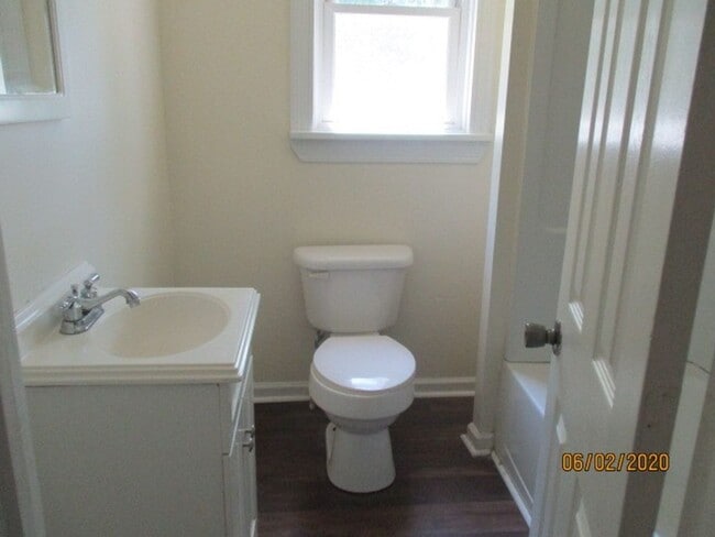 Building Photo - Country home that offers 3 bedrooms/1 bathroom