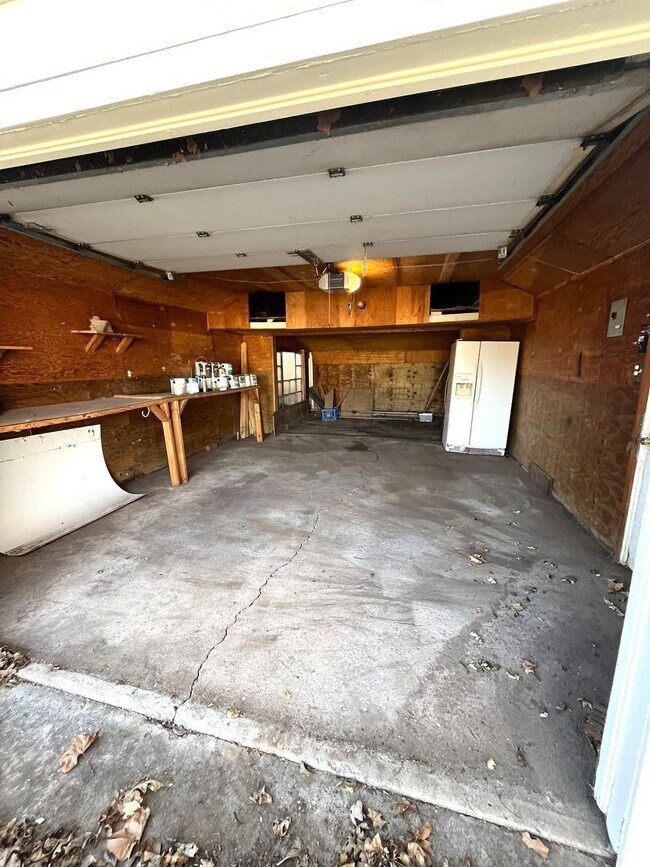 Building Photo - Large 3 Bed 1 Bath