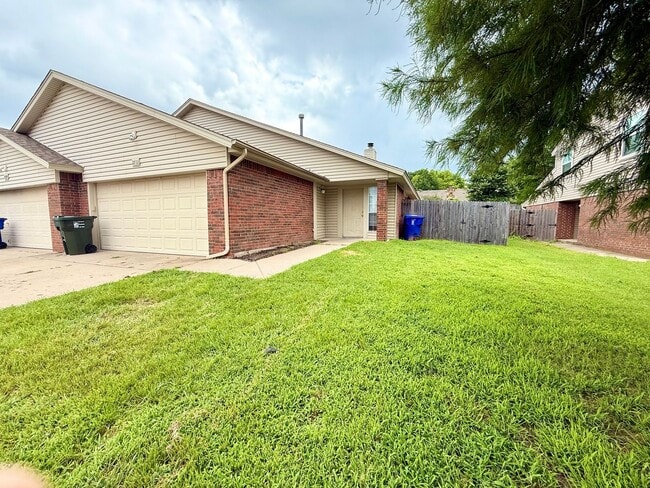 Primary Photo - Half duplex in a fantastic location!