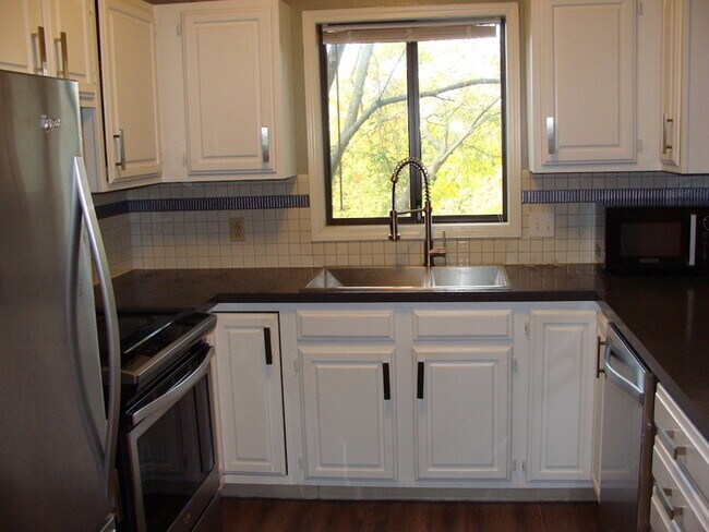 Building Photo - Bradford Place 2 Bedroom Condo