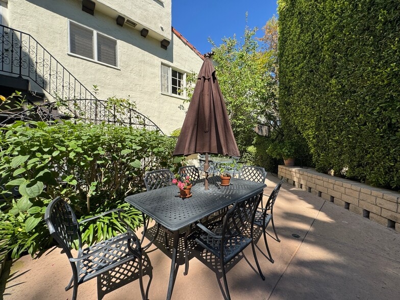 Building Photo - 10966 Strathmore Dr