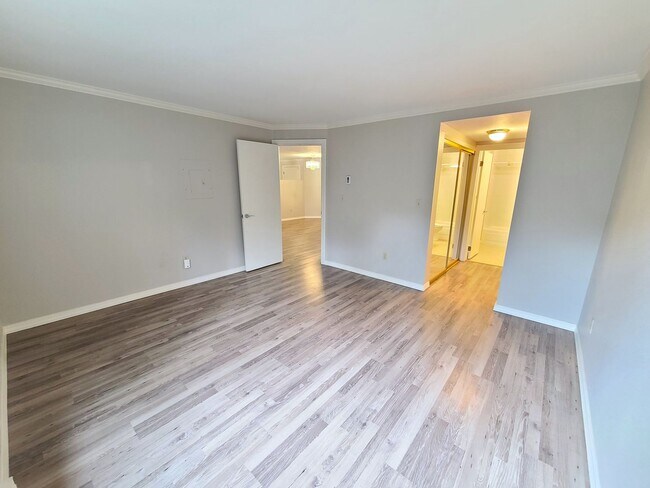 Building Photo - 2Bd/2Ba Spacious Bellevue Condo - W/S/G & ...