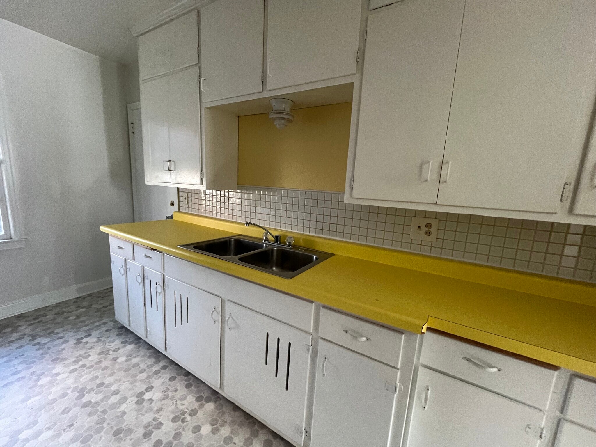 Building Photo - 934 8th Ave SW