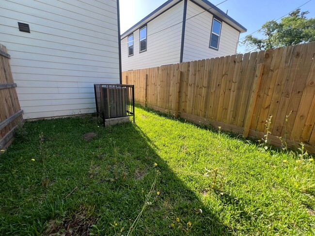 Building Photo - Updated 3-Bedroom Townhome for Rent in Eas...