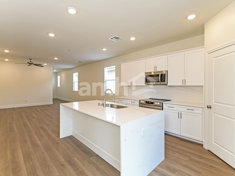 Building Photo - 529 Sacred Lotus Pl