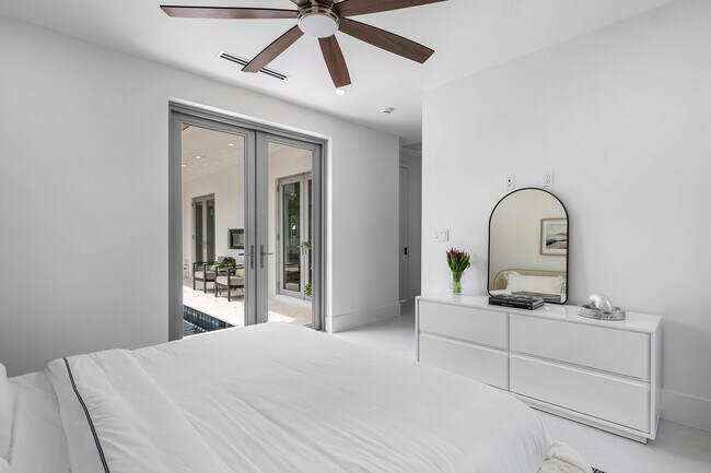 Building Photo - 2330 Lake Ave