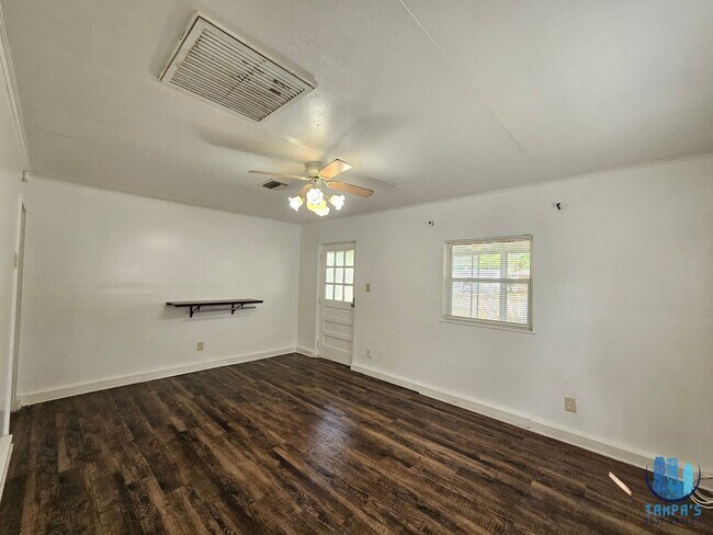 Building Photo - Spacious 3 Bedroom, 2 Bath home with a 2 CAR Carport near down St. Petersburg *Available Now*