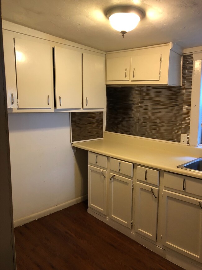 Building Photo - Walk to UF Campus! AUGUST MOVE IN! 4 bed/ ...