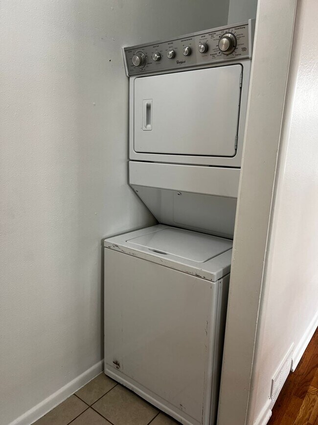 Building Photo - Charming 2 Bed, 1 Bath Duplex in Aurora
