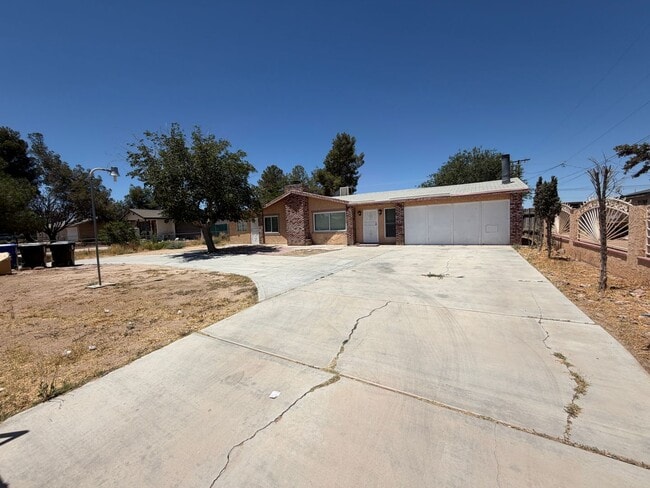 Building Photo - Charming Apple Valley Home with Versatile Living Spaces