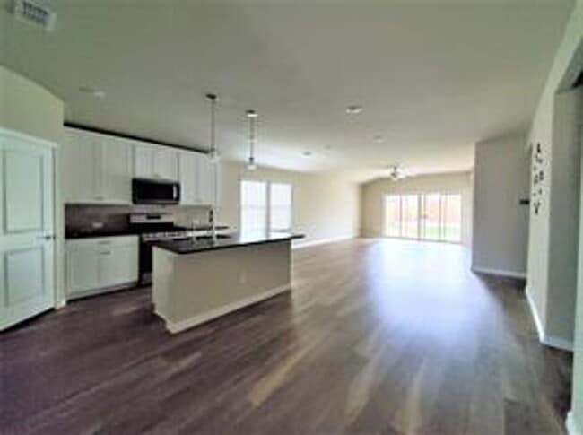 Building Photo - 3 Bedroom with Flex Space Available NOW!