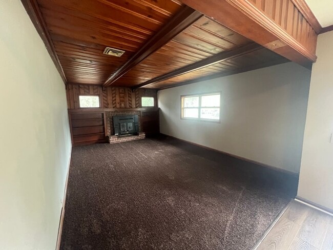 Building Photo - 3 bedroom 1 bathroom single level home