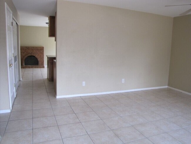 Building Photo - 4BR/2BA/1CG, 1374 sq.ft., w/central A/C in Sierra Vista, AZ
