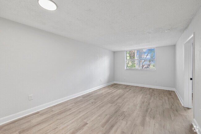 2BR, 1BA - 725 SF - Living Room - z-071026-Vista Shores