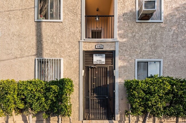 Building Photo - 182 W Vernon Ave