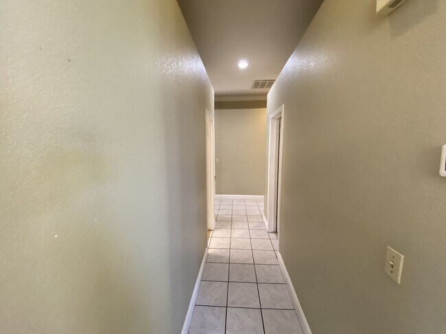 Building Photo - Charming Single-Story Home in Tracy — Across from the Park!