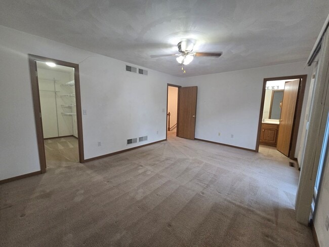 Building Photo - Large 3 Bedroom Townhouse in Burrell Schoo...