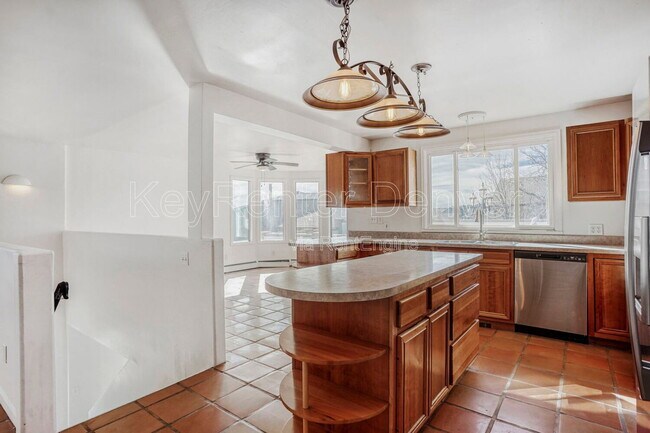 Building Photo - 990 Beech St