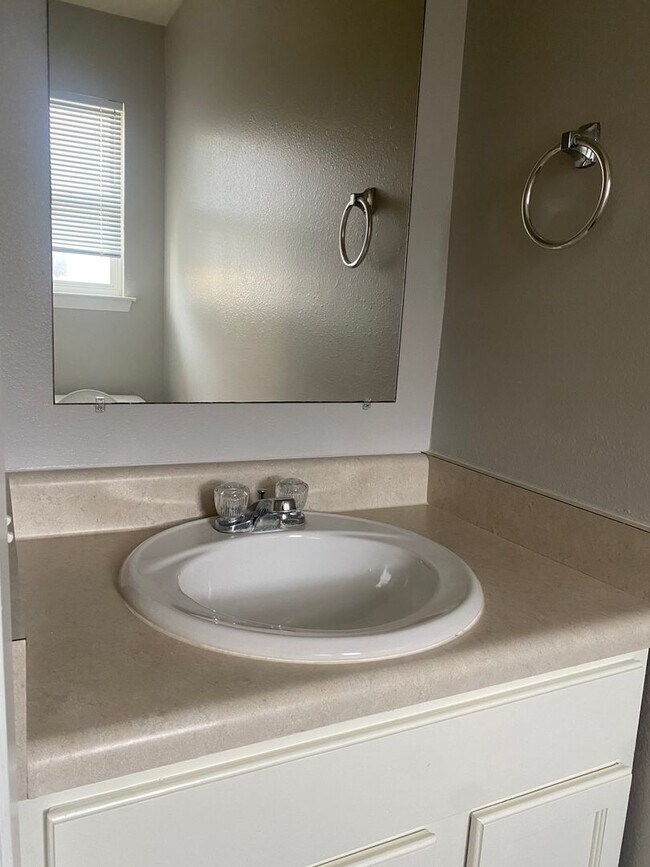 Building Photo - Country Living but in the City 3 bedroom 1.5 bathroom Manor!!!!
