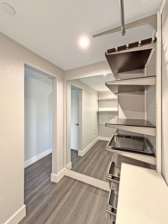 Building Photo - Stunning 2BD/2BA Condo in Bankers Hill W/ ...